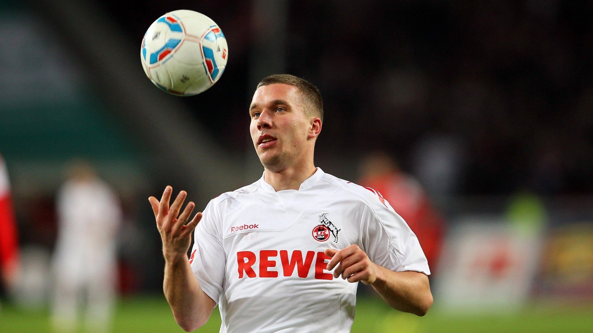 开云-强强碰撞：球场上的精彩瞬间令人热血沸腾，强强相碰